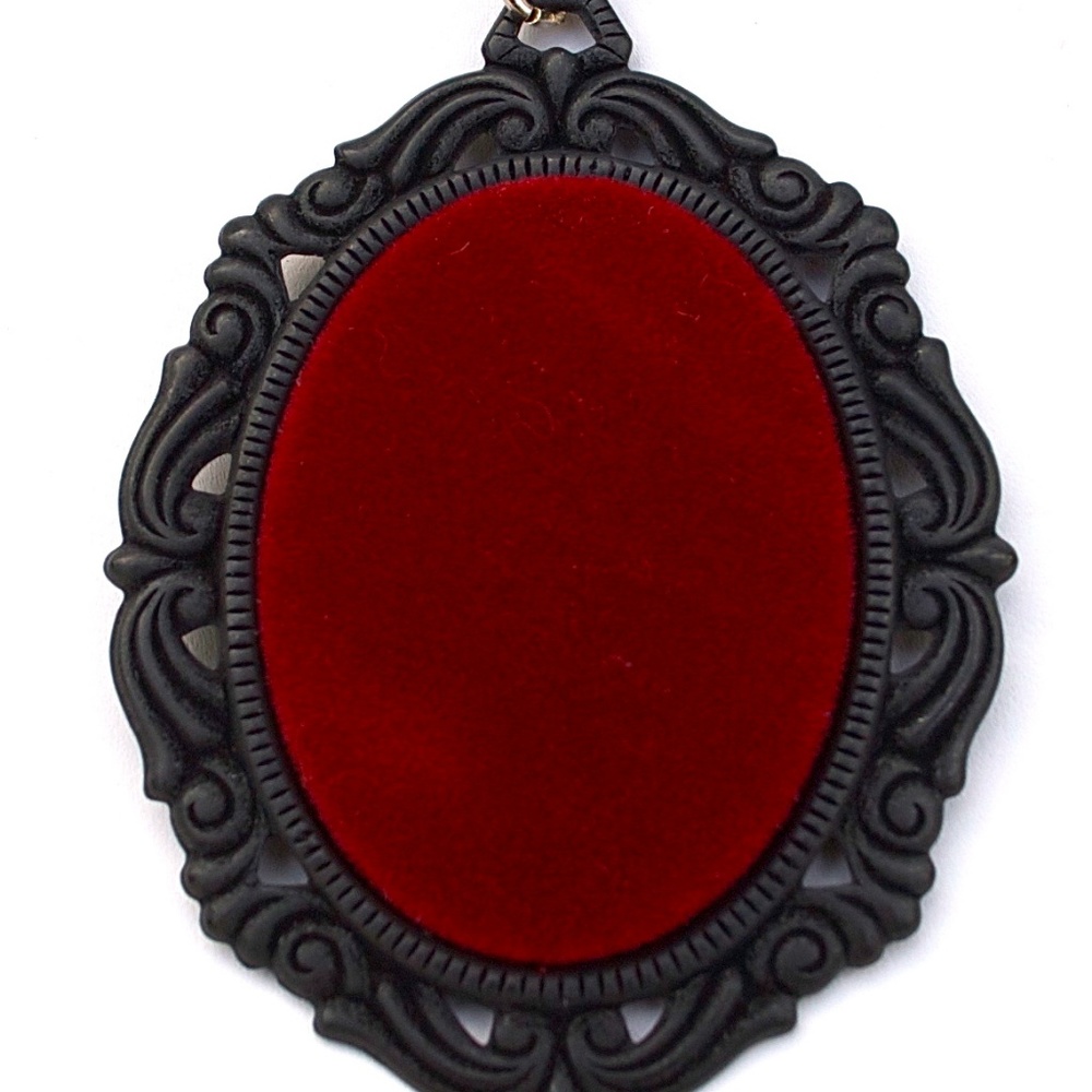 GASOLINE GLAMOUR RED VELVET NECKLACE